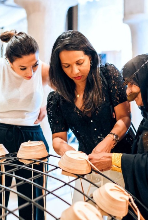 مجلس إرثي للحرف المعاصرة يتيح لزوار الحفل صناعة أساور من الجلد باستخدام التقنيات التقليدية