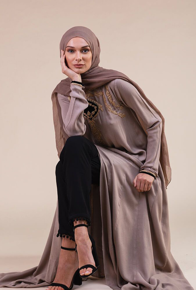 عباية أنيقة مع تطريزات ناعمة وراقية من عبايات AAB