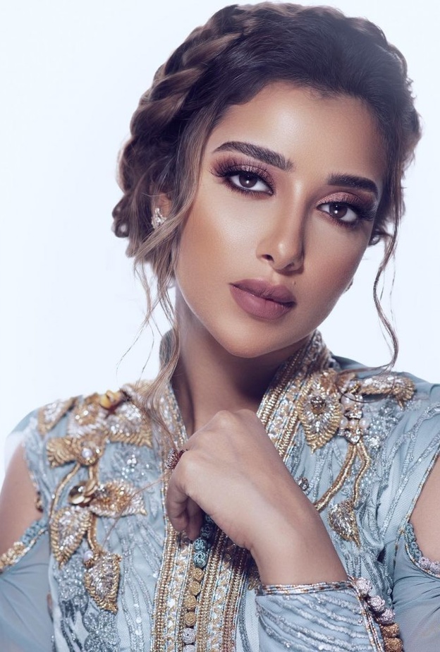 اعتمدي تسريحة الشعر المرفوع بأسلوب يسرا سعوف