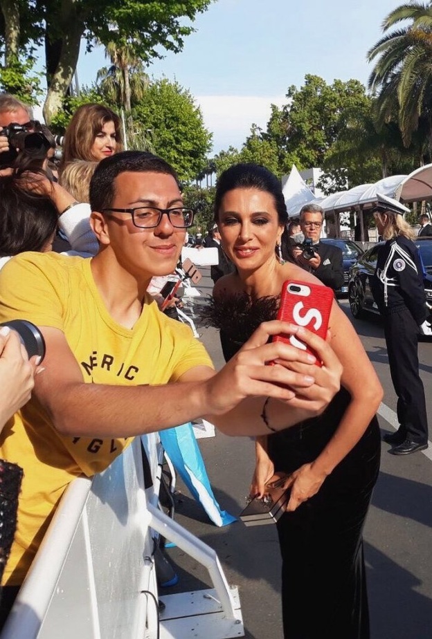 نادين لبكي تتوقف لالتقاط سيلفي مع أحد معجبيها في اليوم الثاني من مهرجان كان السينمائي 2019