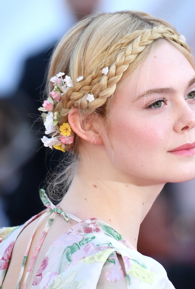 أطلّت ‏‎ Alessandra Ambrosio‏ بجرأتها المعتادة مع رسمات الآيلاينر السوداء وأحمر الشفاه القوي