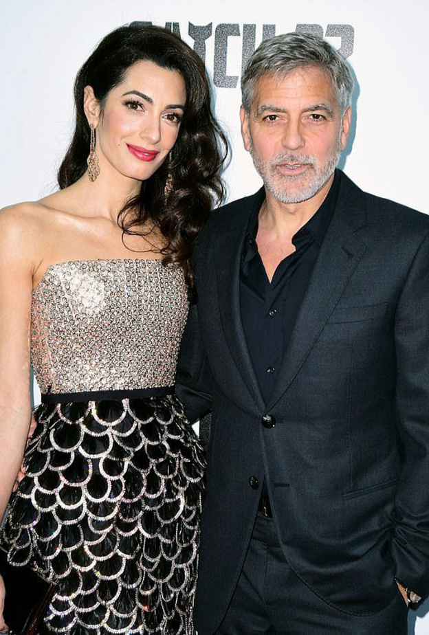 تزيّنت أمل بأقراط أنيقة متدلية