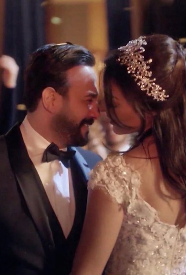 نادين نجيم وقصي خولي يسرقان الانظار في حفل زفافهما