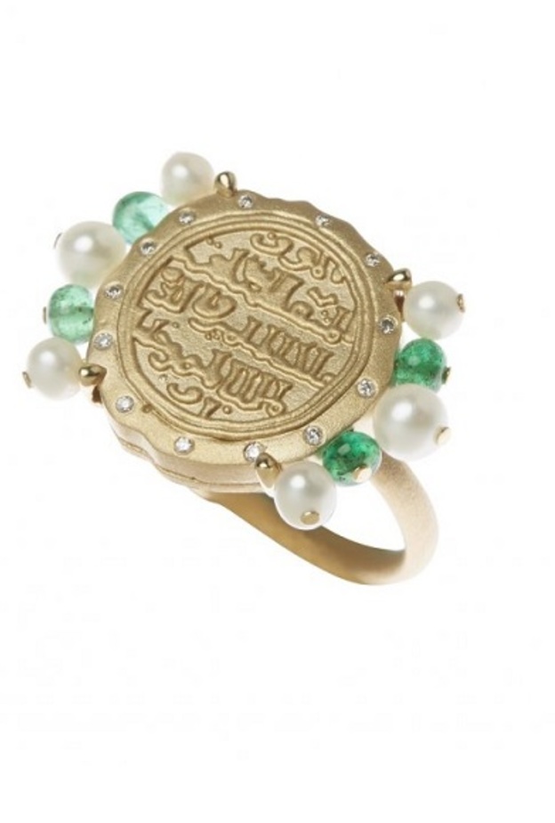 خاتم ذهب من مصممة المجوهرات السعودية حنين صابر