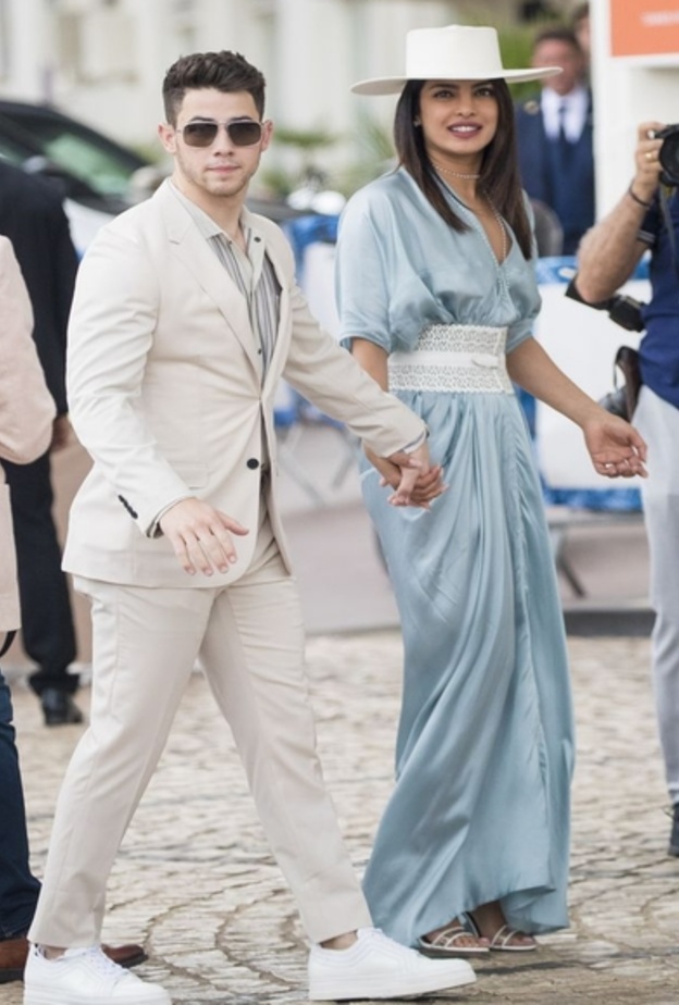  أطلت بريانكا بفستان بلون أزرق فاتح، نسّقت معه حزاماً جلدياً عريضاً باللون الأبيض وقبعة