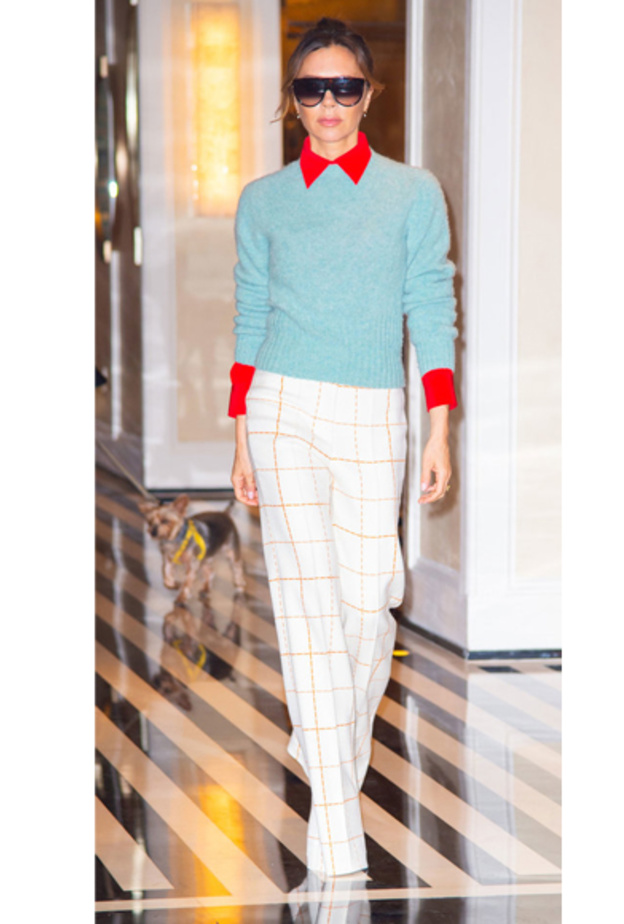 إطلالة أنيقة للجميلة OLIVIA WILDE ببدلة حمراء مع البنطلون الطويل والواسع من دار Dundas