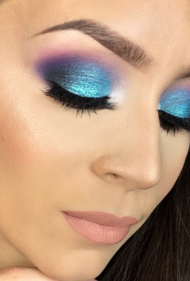أجمل إطلالات مكياج باللون البنفسجي والأزرق