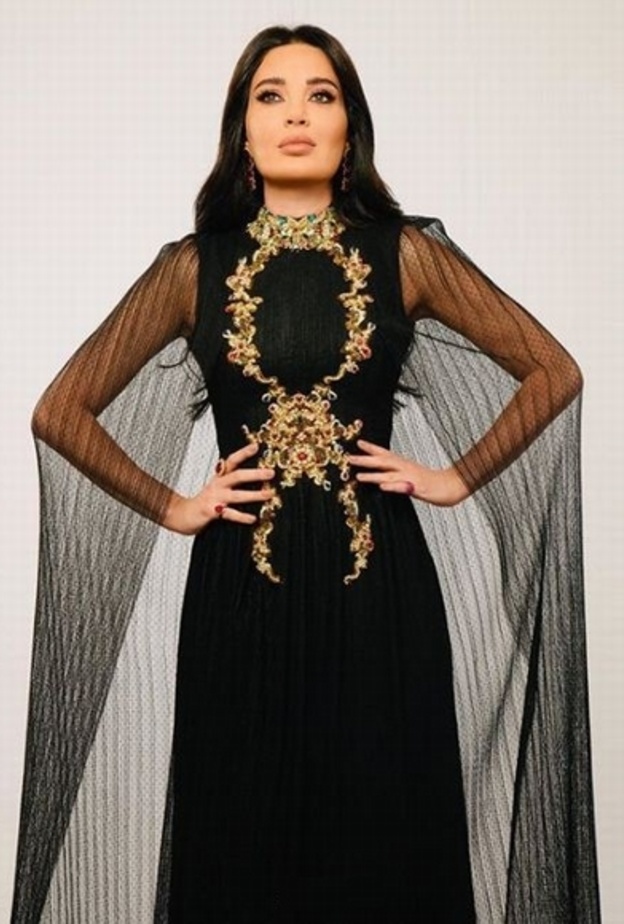 إختارت أثناء حلولها ضيفة على برنامج مجموعة إنسان فستان أسود من توقيع المصمم حسين بظاظا