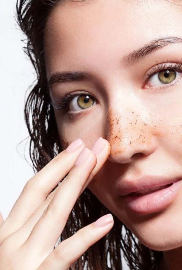 طريقة عمل ماسك السكر البني للعناية بالجسم وتفتيحه في رمضان