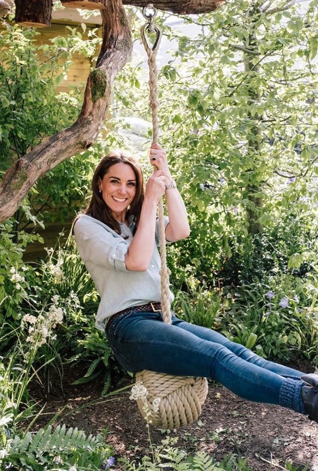 صورة تُظهر عفوية كيت ميدلتون أثناء استمتاعها بالطبيعة قبيل انطلاق معرض تشيلسي للزهور