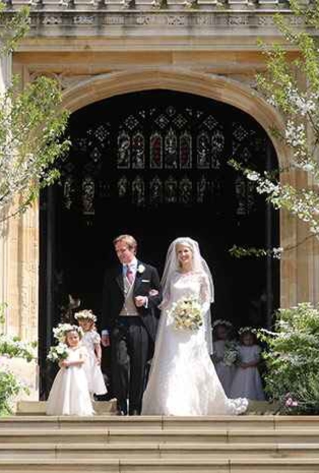  ليدي غابرييلا وندسور وزوجها الجديد توماس كينجستون أمام كنيسة سانت جورج بعد انتهاء مراسم حفل زفافهما