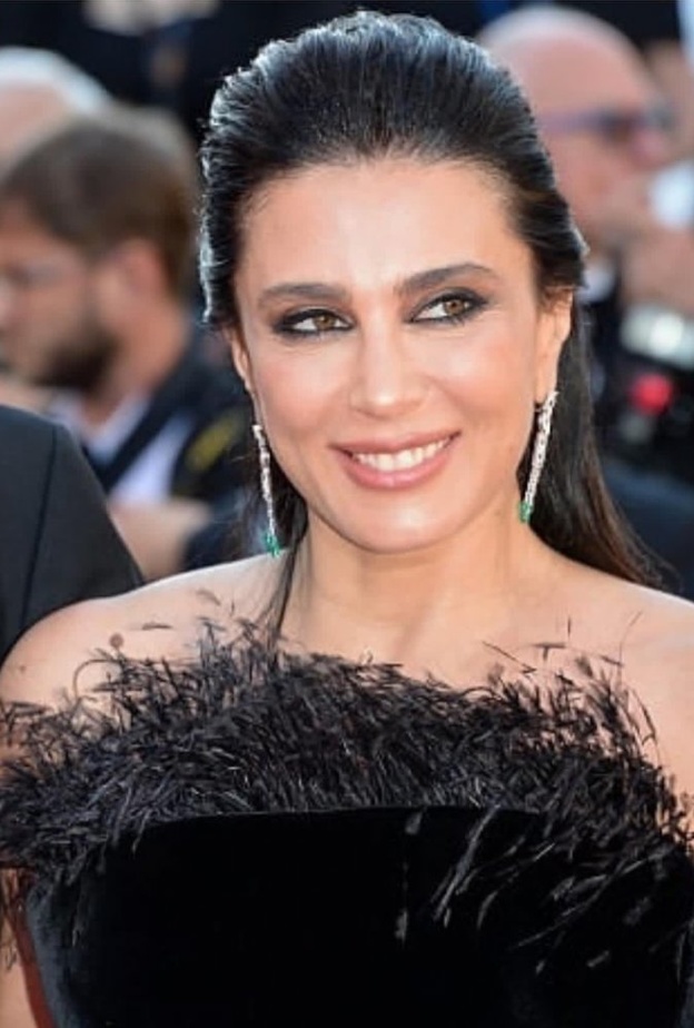 الجميلة جيسيكا قهواتي‏ بمكساج مشرق مع الآيلاينر الأزرق