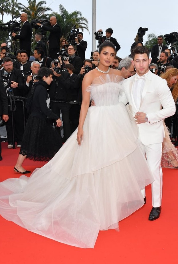  ديبيكا بادوكون بفستان ليموني جذاب على السجادة الحمراء في مهرجان كان