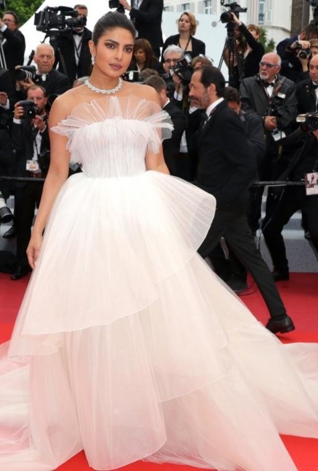  اختارت الجميلة ‏‎ Priyanka Chopraفستان أبيض ملكي حمل توقيع المصمم اللبناني ‏Georges ‎Hobeika