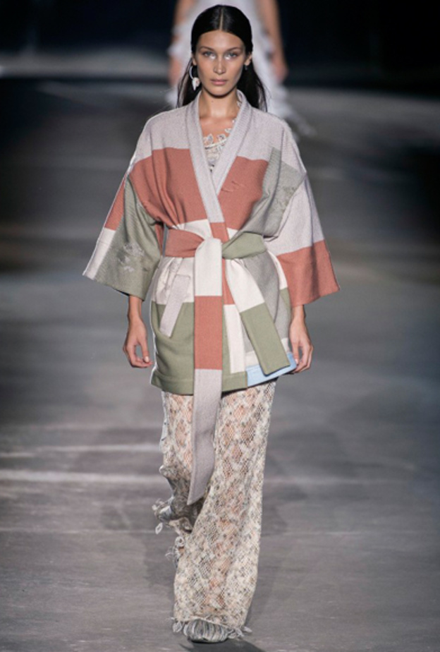 كيمونو أسود من Chalayan