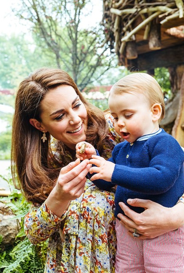 الأمير لويس يستمتع في اسكتشاف الطبيعة مع والدته كيت ميدلتون في معرض تشيلسي للزهور في لندن