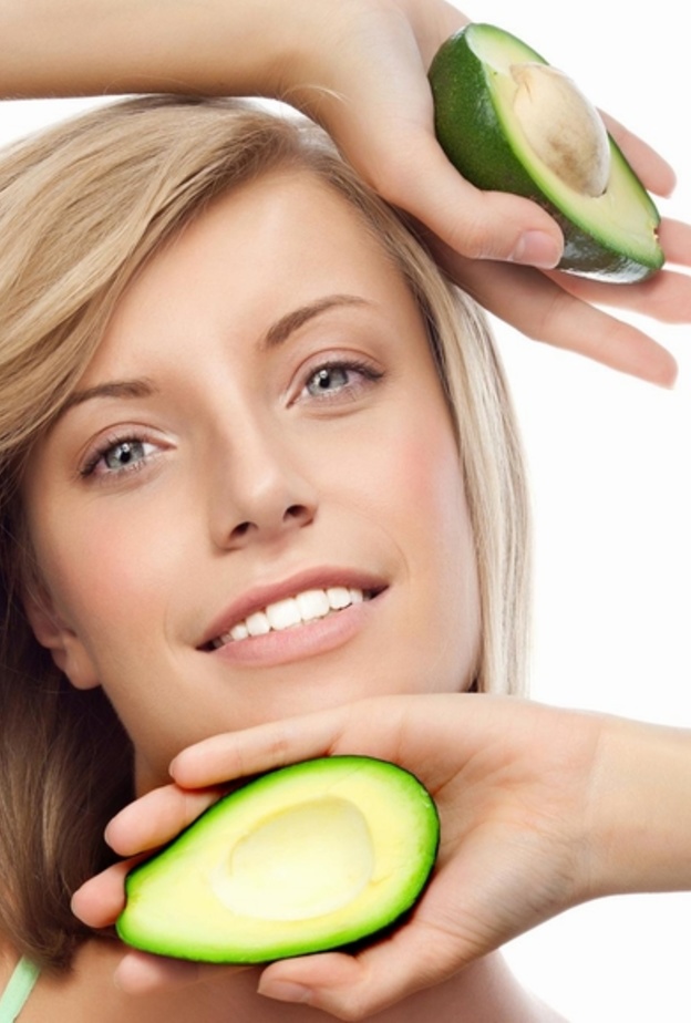 تساعد ماسكات الافوكادو على اصلاح الشعر التالف والتخلص من قشرة الرأس وزيادة لمعانه في آن واحد