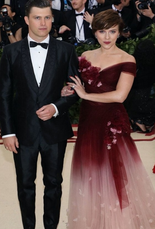 اطلالة أنيقة اعتمدتها سكارليت جوهانسن في فستان باللون الأبيض من بالمان برفقة خطيبها كولن جوست