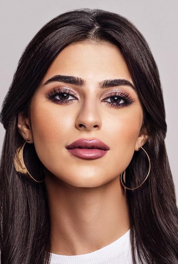 احمر الشفاه المشمشي المات على الشفاه مع المكياج البرونزي على خطى الجميلة ديما الشيخلي