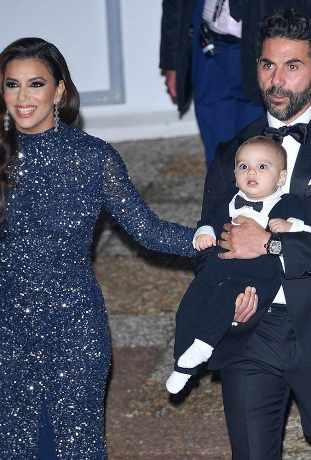 يبدو على إيفا لونغوريا أنها سعيدة باصطحاب طفلها سانتياجو إلى مهرجان كان السينمائي