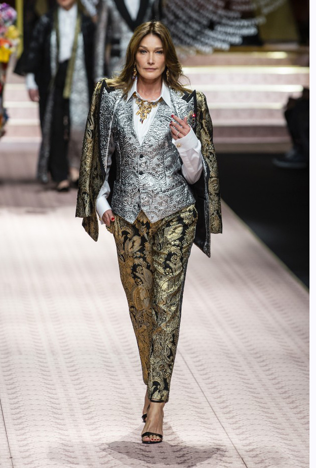 بدلة مع جيليه مبتكرة من Burberry