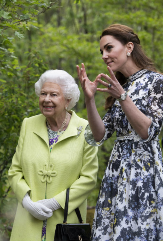 كيت تشرح للملكة اسرار الحديقة