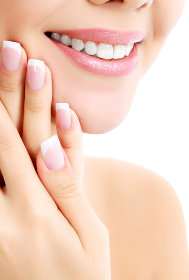 استخدمي الحليب وزيت الزيتون لتقوية ولمعان الاظافر بالشكل الطبيعي