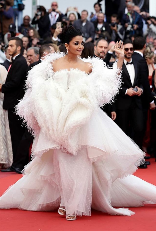  أشواريا راي باشان خطفت الأنظار على السجادة الحمراء بفستانها الأبيض المزيّن بالريش من تصميم Ashi Studio