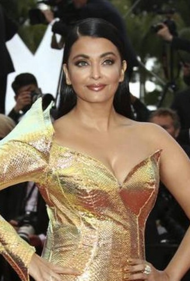 سونام كابور في أول إطلالاتها في مهرجان كان 2019