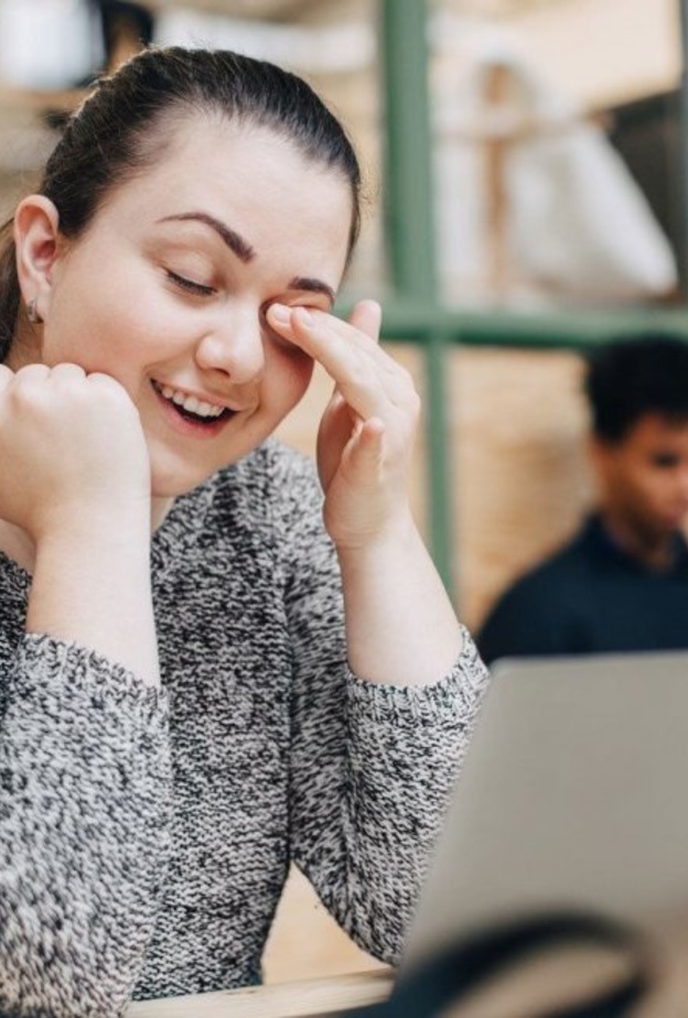 العمل المكتبي يسبب صداع العيون