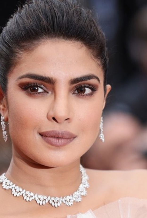 أرايا هارغيت ترتدي مجوهرات الماس من شوبارد