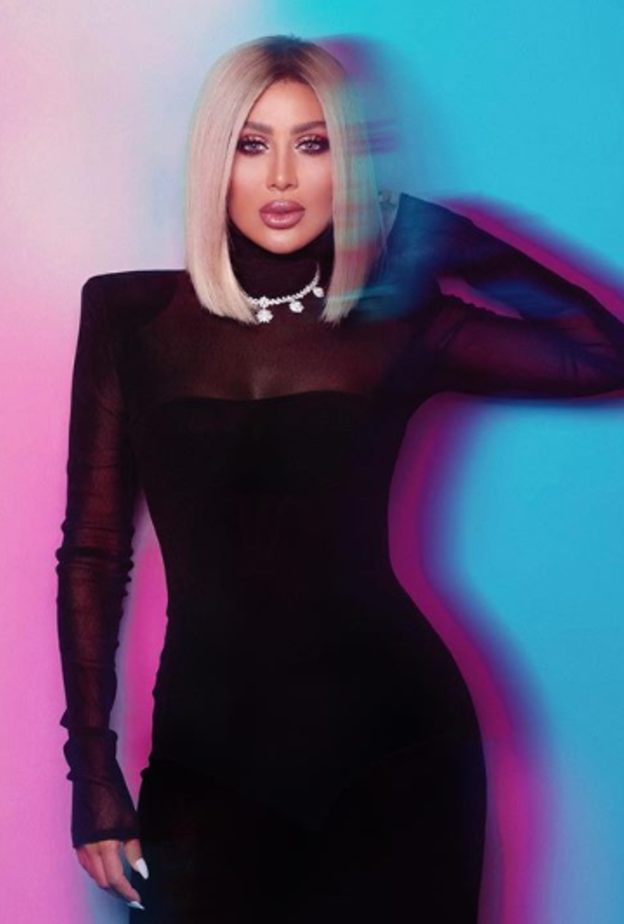 اختارت مايا دياب على السجادة الحمراء فستان سهرة باللون الأسود محدد الخصر