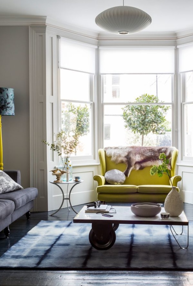 اكسسوارات باللون الأصفر لديكور غرفة معيشة مودرن