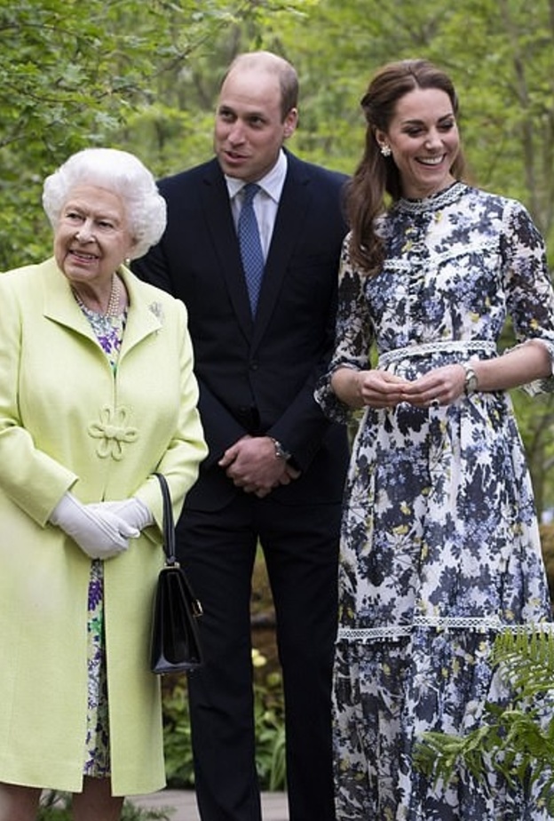  إطلالة ملكة بريطانيا المكررة