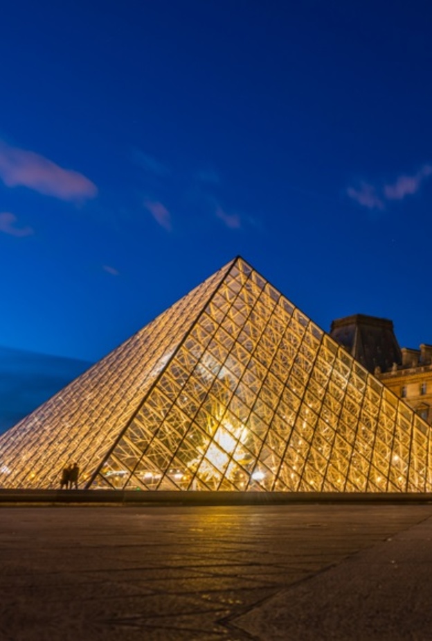 الهرم الزجاجي في متحف اللوفر باريس من تصميم المعماري الشهير آي أم بيه I.M.Pei