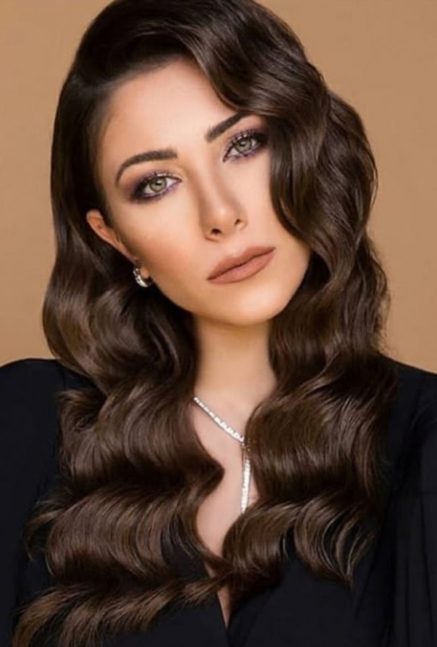 إطلالة ستيفاني صليبا مع تسريحات شعر طويل ومجعد لرمضان 2019