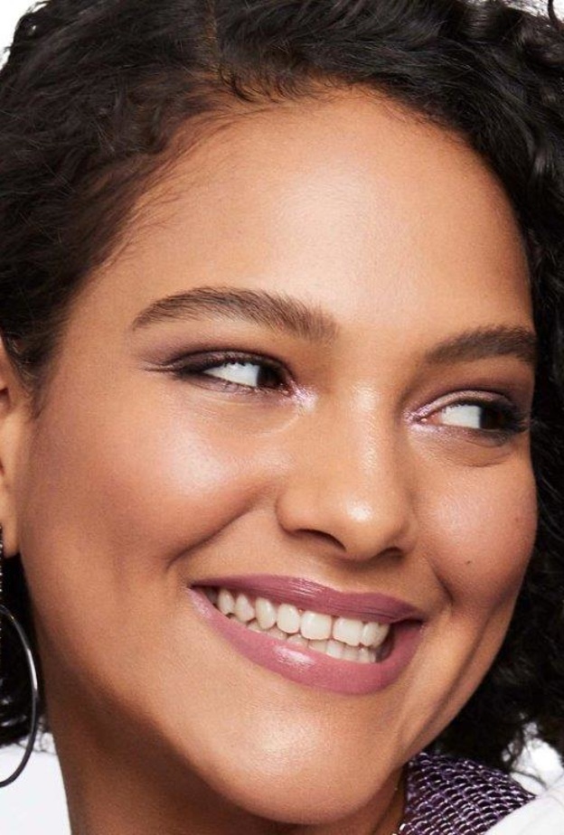 لإطلالة ماكياج متألقة في العيد.. اليكِ نصائح خبراء Benefit Cosmetics