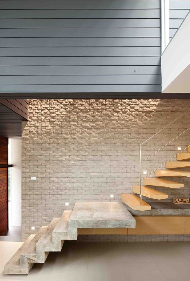 تصميم رائع وجريء للدرج الخشبي