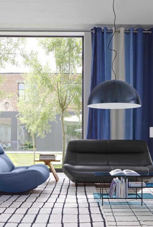 الكحلي مع الأسود والأبيض في تصميم سجادة منزل عصري