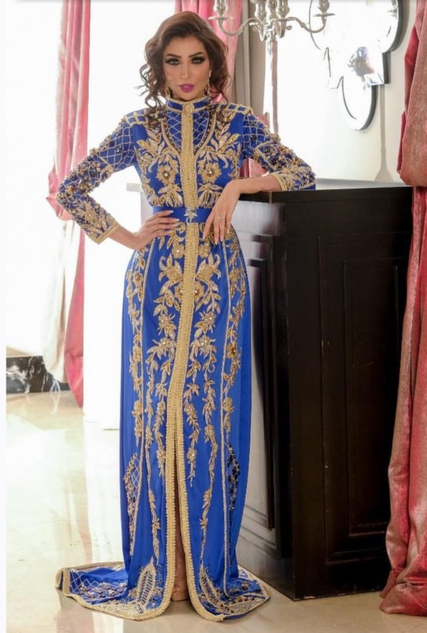 دنيا بطمة بموضة القفاطين البيضاء والواسعة