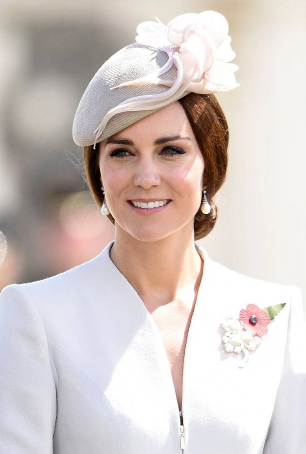 اختارت كيت لون الكحل الأزرق في هذه الإطلالة