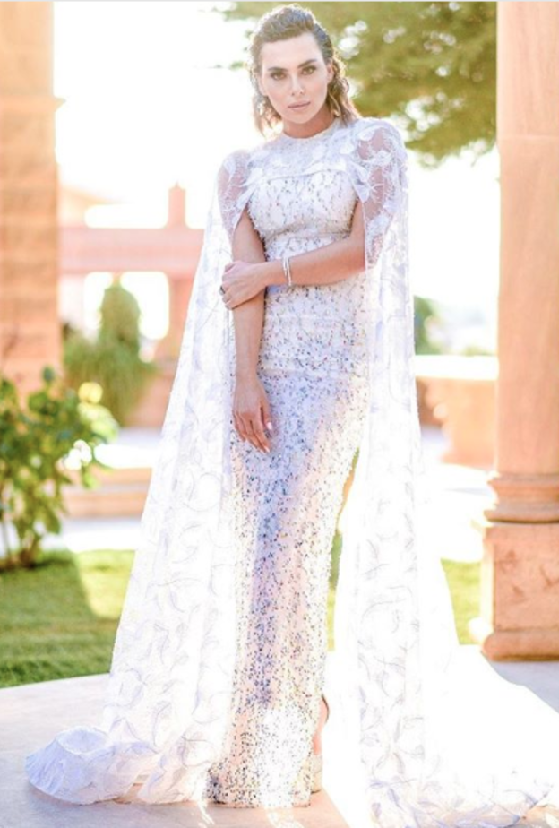 اختارت ستيفاني صليبا فستان سهرة بنقشة جلد النمر