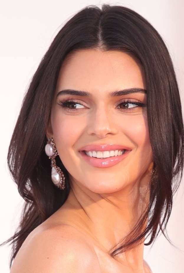 مكياج طبيعي وتسريحات شعر منسدلة بأسلوب Kendall Jenner