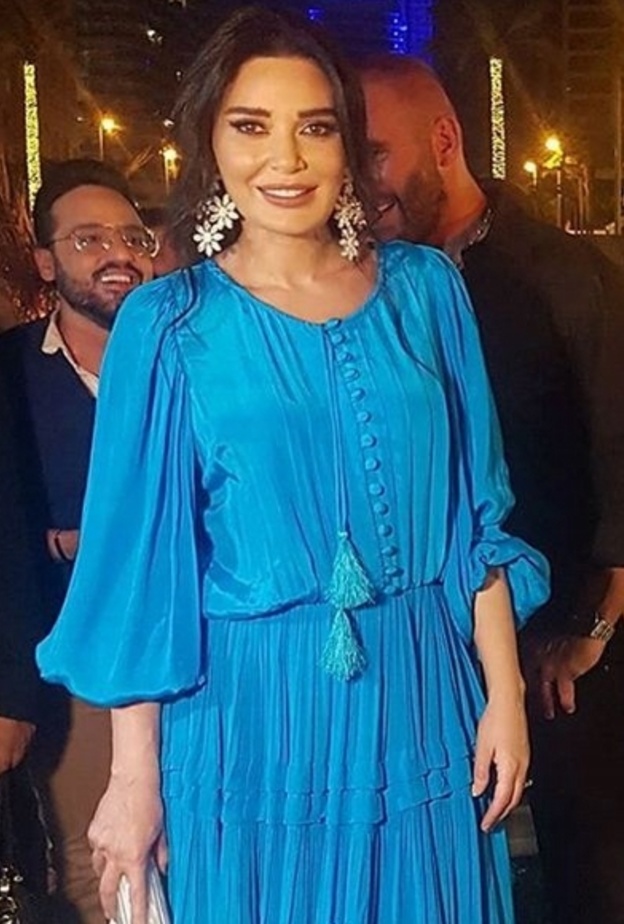  تألقت بفستان بسيط من حيث التصميم لكن أنيق وساحر تميّز بلونه الأزرق الفيروزي وقماشه المنسدل