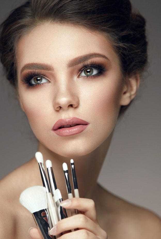 تعرفي على اهم الاخطاء الشائعة عند وضع مكياج العيون