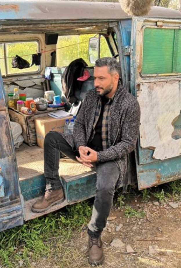 اختار قيس في هذه الاطلالة بدلة راقية بقصّة أنيقة