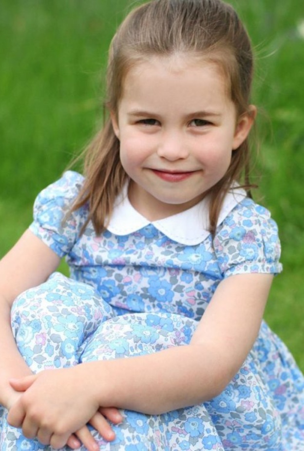 الأمير وليام يدلل الأميرة تشارلوت بالفرنسية