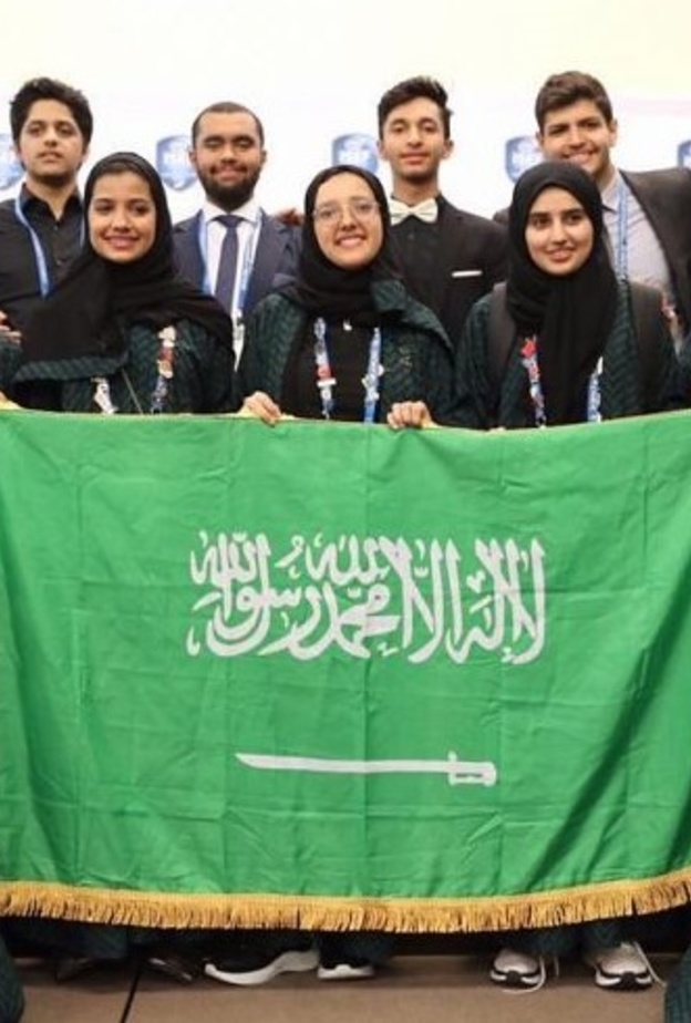 العلم السعودي يحلق عاليا بعد الإنجاز السعودي