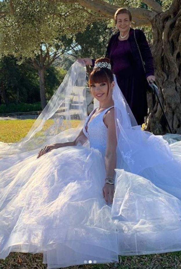 اعتمدت الشعر المنسدل مع اكسسوار كريستالي في اطلالتها