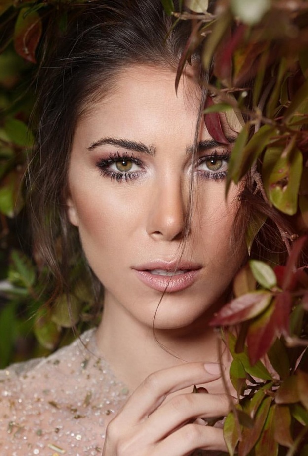 مكياج طبيعي وتسريحات شعر كيرلي على طريقة دانييلا رحمة